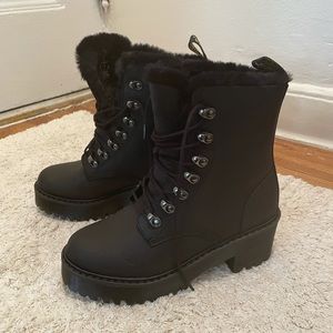 Doc Martens Leona boots